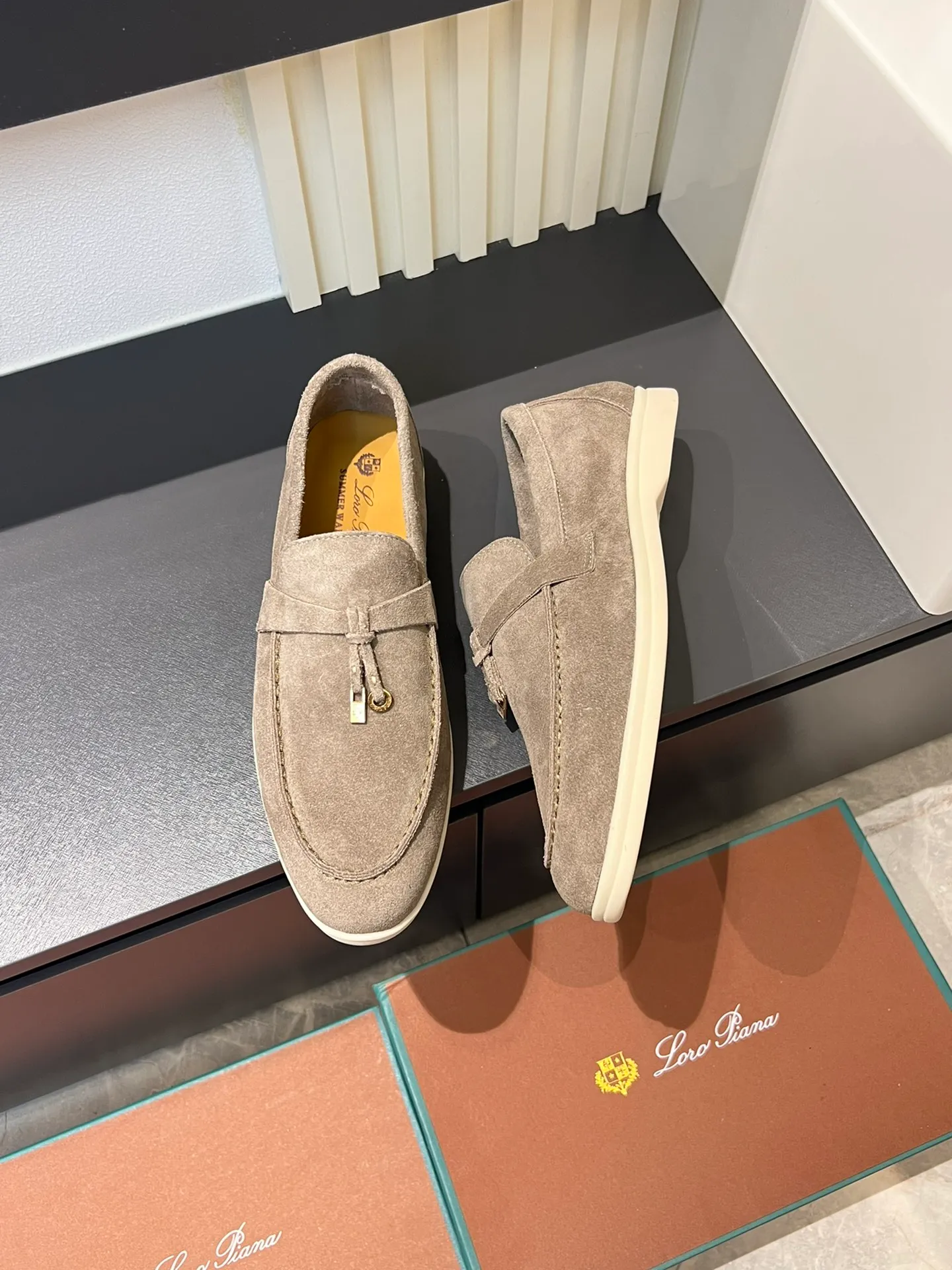Men's shoes 💰p360 "Loro men's shoes 💰pian'*" Classic L men's shoes for couples 💰p Top version British flat loafers, a must-have item in old money style, the minimalist design is eye-catching and durable, a plus point for dressing The soft foot feel and texture are outstanding. They don’t scratch your feet and are very nice. They are matched with soft and waxy soles. They can be worn daily for a long time without getting tired. They are easy to wear, versatile and classic items, with perfect foot feel and texture! Imported cashmere fabric, the lining is made of imported A-grade water-dyed cow lining, the top version of the genuine leather midsole is sewn with pure handmade mark thread! Size: Female 35-40 (34. Customized) Male 38-44 (45.46. Customized)